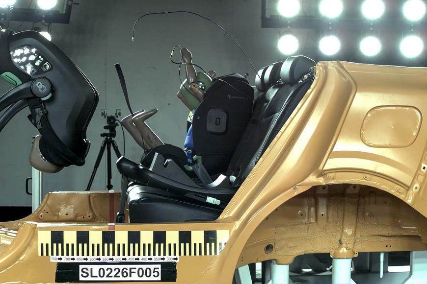 Děsivý obrázek z testu dětských autosedaček: Jedna se při nárazu utrhla ze základny