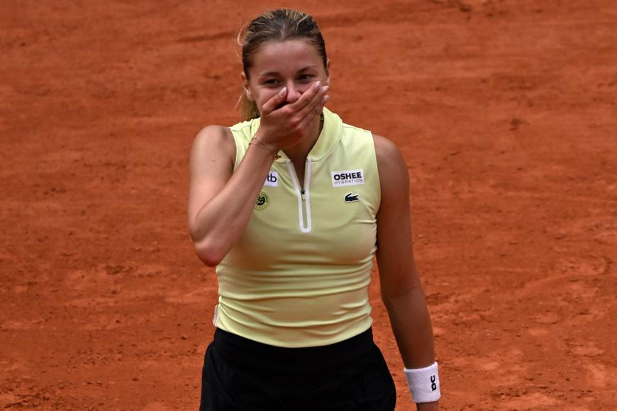 Polská kvalifikantka dál konsternuje Roland Garros. Sabalenková v závěru zkolabovala