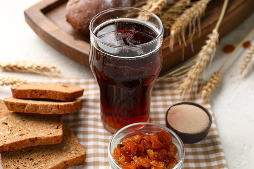 Hodokvas ze starého chleba. Zapomenutý nápoj strčí do kapsy drahé limonády