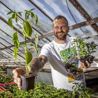 Chilli právě teď má raději spíš chladnější počasí kolem 20 stupňů, horko ocení až v létě. Počasí každoročně zásadně ovlivní Lukášovu úrodu, na podzim sklízí 300–500 kg papriček.