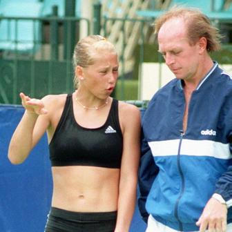 Krásná a kultovní. Sexy tenistka Anna Kurnikovová slaví 45 let.