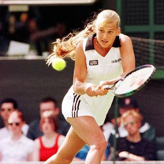 Krásná a kultovní. Sexy tenistka Anna Kurnikovová slaví 45 let.