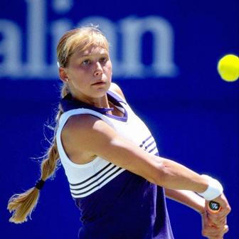 Krásná a kultovní. Sexy tenistka Anna Kurnikovová slaví 45 let.
