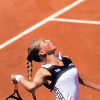 Krásná a kultovní. Sexy tenistka Anna Kurnikovová slaví 45 let.