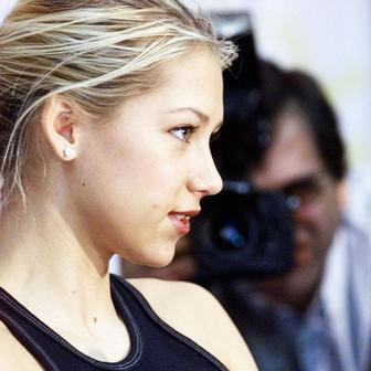 Krásná a kultovní. Sexy tenistka Anna Kurnikovová slaví 45 let.
