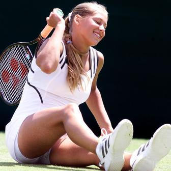 Krásná a kultovní. Sexy tenistka Anna Kurnikovová slaví 45 let.