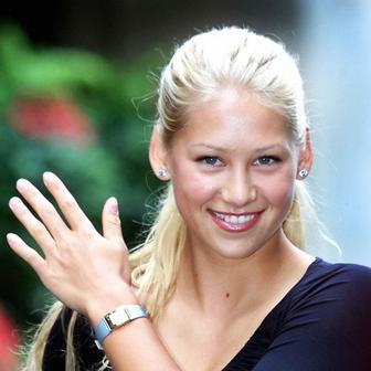 Krásná a kultovní. Sexy tenistka Anna Kurnikovová slaví 45 let.