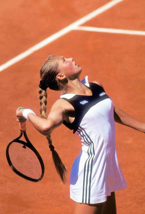 Krásná a kultovní. Sexy tenistka Anna Kurnikovová slaví 45 let.