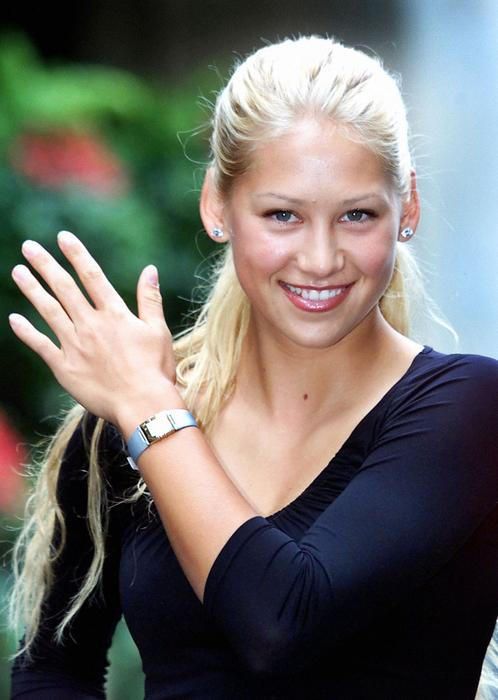 Krásná a kultovní. Sexy tenistka Anna Kurnikovová slaví 45 let.