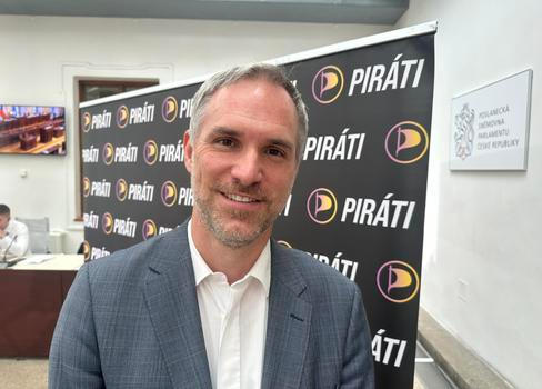 Předseda Pirátů Zdeněk Hřib pro Aktuálně.cz reagoval na kritiku Pirátů nejen od hnutí ANO, ale také od některých poslanců ODS a KDU-ČSL.