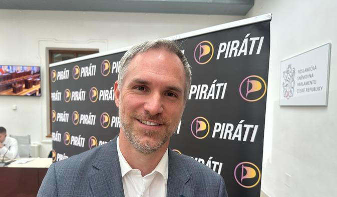 Předseda Pirátů Zdeněk Hřib pro Aktuálně.cz reagoval na kritiku Pirátů nejen od hnutí ANO, ale také od některých poslanců ODS a KDU-ČSL.