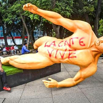 Některé figuríny skončily rozbité na zemi, další protestující polévali barvou a ničili.
