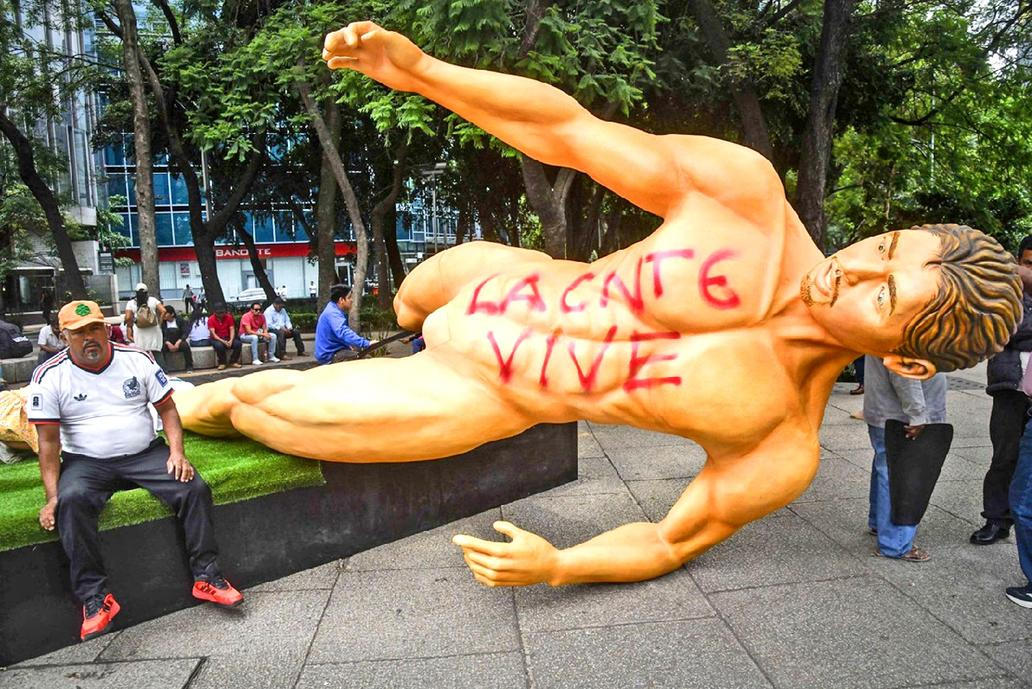 Některé figuríny skončily rozbité na zemi, další protestující polévali barvou a ničili.
