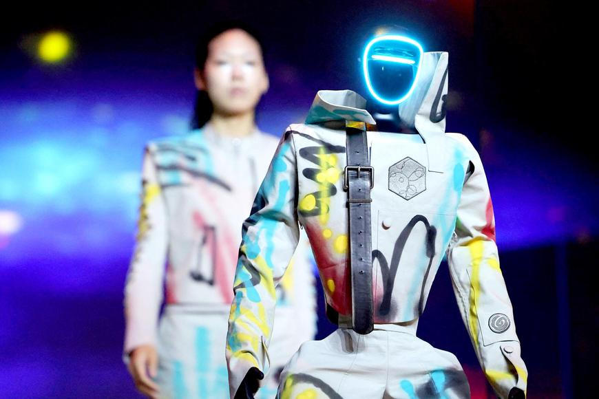 Společný šatník lidí a robotů? Futuristická módní show ohrom