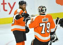 Jakub Voráček a Carter Hart při společném působení ve Philadelphii