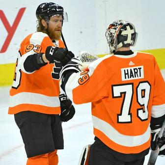 Jakub Voráček a Carter Hart při společném působení ve Philadelphii