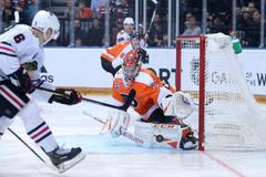 Carter Hart při utkání NHL v Praze v roce 2019