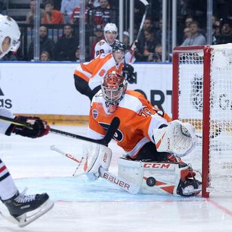 Carter Hart při utkání NHL v Praze v roce 2019