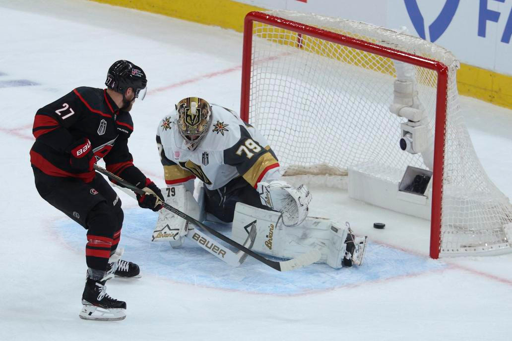 Carter Hart v play off NHL 2026
