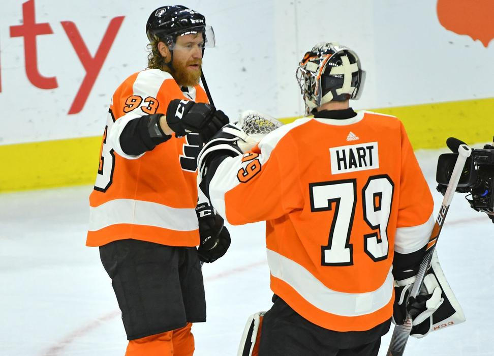 Jakub Voráček a Carter Hart při společném působení ve Philadelphii