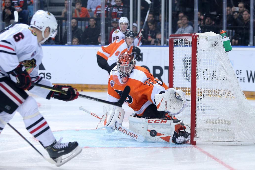 Carter Hart při utkání NHL v Praze v roce 2019
