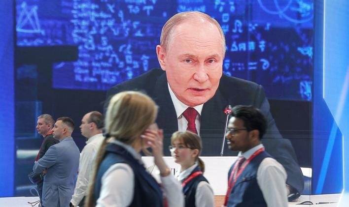 Ruský prezident Vladimir Putin na konferenci v Petrohradě.