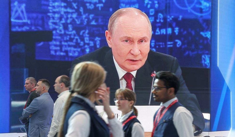 Ruský prezident Vladimir Putin na konferenci v Petrohradě.