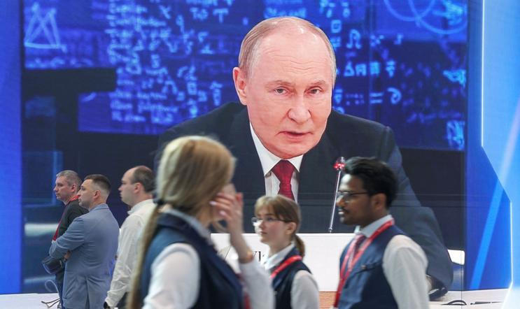 Ruský prezident Vladimir Putin na konferenci v Petrohradě.