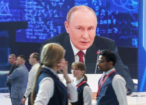 Ruský prezident Vladimir Putin na konferenci v Petrohradě.