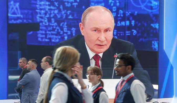 Ruský prezident Vladimir Putin na konferenci v Petrohradě.