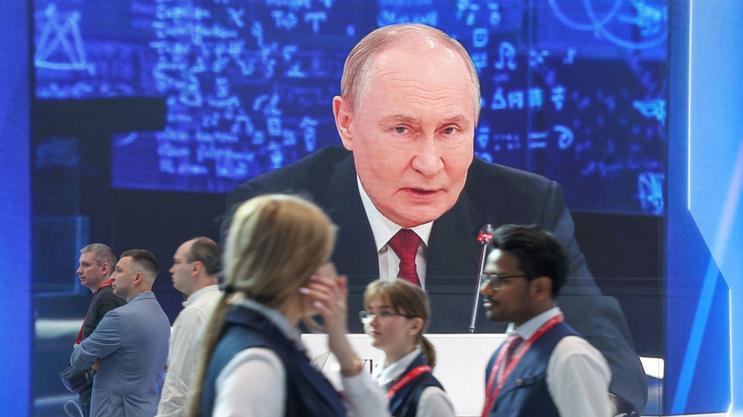 Ruský prezident Vladimir Putin na konferenci v Petrohradě.