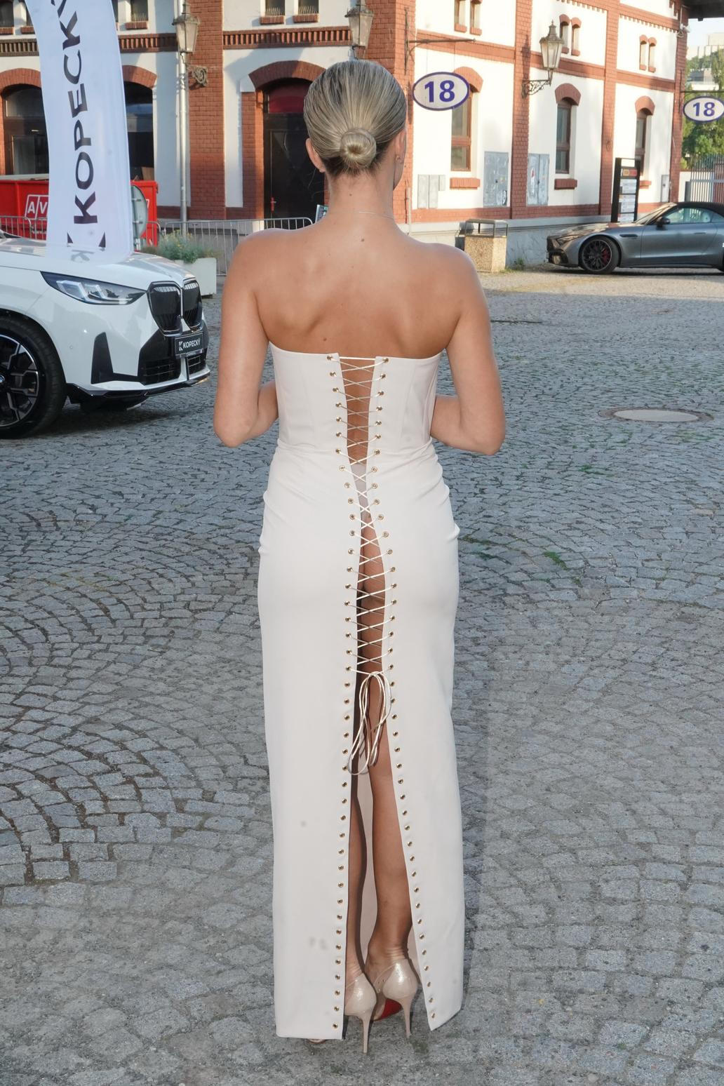 Není tajemstvím, že se Nela Slováková odvážných outfitů nebojí. Nela Slovakova, moda Poner