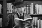 Humphrey Bogart jako detektiv Phil Marlowe ve filmovém zpracování legendární detektivky Hluboký spánek.