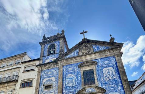 Capela des Almas neboli Kaple duší patří k nejkrásnějším stavbám ve městě, pokrývá ji 16 tisíc kachliček a nádhernou modro-bílou výzdobu nabízí i útroby kostela. 