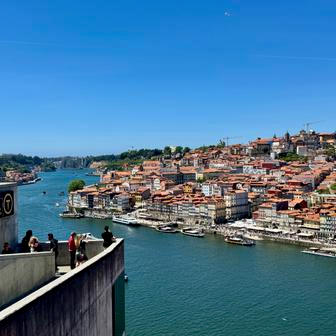 Výhled na řeku Douro a Ribeiru je od horní stanice lanovky na Jardim do Morro dechberoucí. Večer se tu v parku sejdou spousty místních i turistů a sledují západ slunce – bez toho by návštěva Porta nebyla kompletní.