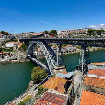 Ponte de Dom Luís I., most Ludvíka I. Ikonická stavba spojuje Ribeiru a Vila Nova de Gaia. Na horní mostovce se lidé co chvíli vyhýbají projíždějícímu metru (z našeho pohledu spíš rychlotramvaji). Tohle panorama dělá Porto Portem.