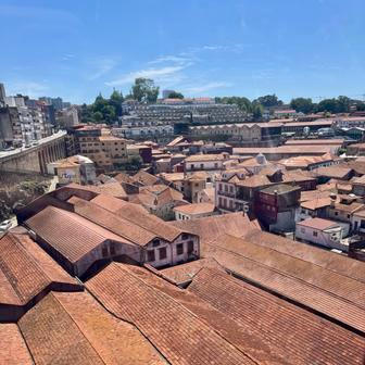Když se dva perou, třetí se směje. Po zákazu dovozu francouzského vína do Anglie se víno začalo importovat z Portugalska, trvanlivost mu měla prodloužit vinná brandy. Rozsáhlé sklady portského tu stojí a používají se dodnes.