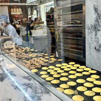 Portugalské národní koláčky Pastéis de Nata z pekařství Manteigaria musíte ochutnat, lepší nikde nemají a testovali jsme to důkladně. V pobočce u tržnice Bolhão na Rua de Santa Catarina můžete sledovat jejich ruční přípravu – správný koláček musí být trochu připálený, jinak nechutná, jak má.