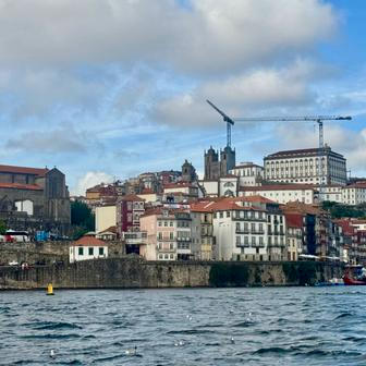 Portská čtvrť Ribeira je zapsána na seznamu UNESCO, Ribeira v portugalštině znamená břeh řeky. 