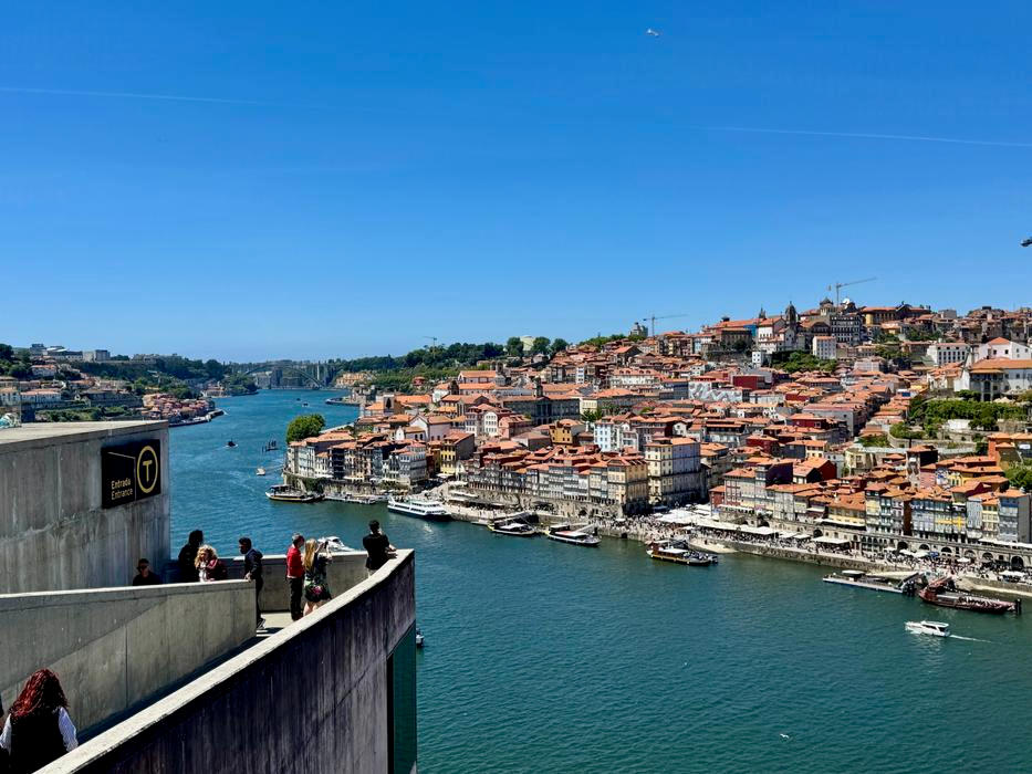 Výhled na řeku Douro a Ribeiru je od horní stanice lanovky na Jardim do Morro dechberoucí. Večer se tu v parku sejdou spousty místních i turistů a sledují západ slunce – bez toho by návštěva Porta nebyla kompletní.