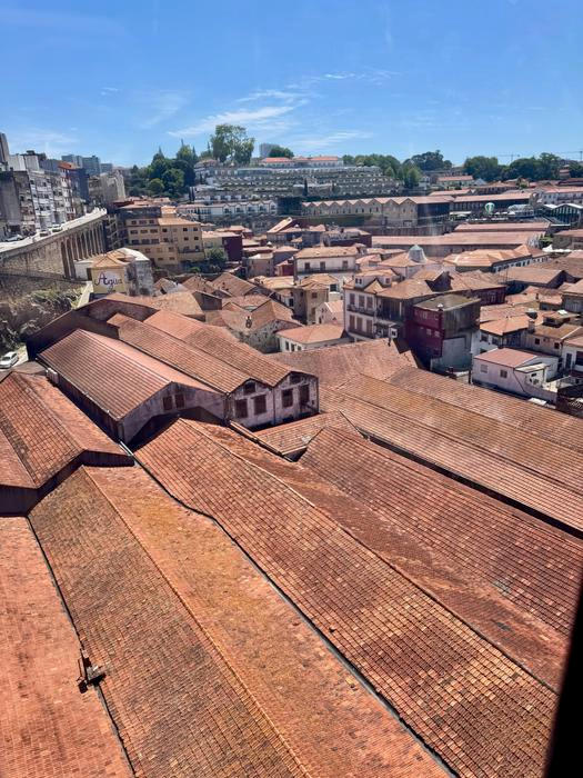 Když se dva perou, třetí se směje. Po zákazu dovozu francouzského vína do Anglie se víno začalo importovat z Portugalska, trvanlivost mu měla prodloužit vinná brandy. Rozsáhlé sklady portského tu stojí a používají se dodnes.