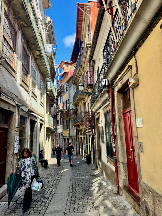Uličky Ribeiry nabízí směs vůní i hru světel. Fotbalové vlajky i sušící se prádlo tady visí turistům kousek nad hlavou, zatímco se z oken linou vůně portugalské kuchyně. Nutno podotknout, že voní lépe, než chutná.