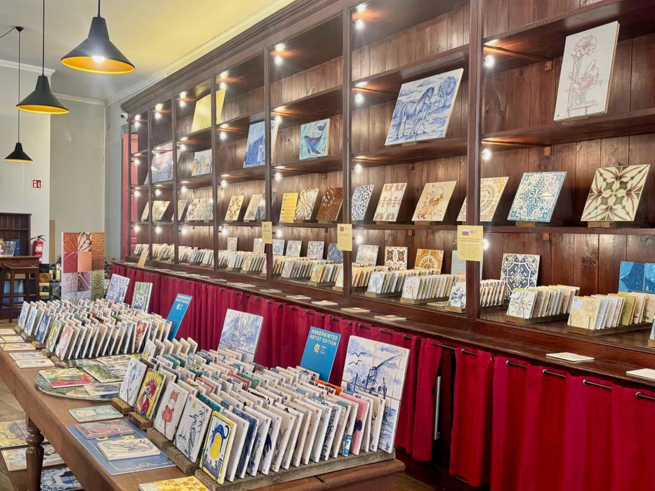 V obchodě Fernandes, Mattos & Ca. si můžete zblízka prohlédnout stovky starých i moderních azulejos a třeba si nějakou koupit (nebo sami namalovat).
