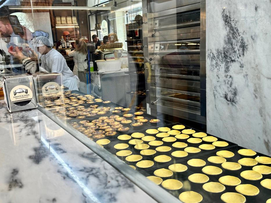Portugalské národní koláčky Pastéis de Nata z pekařství Manteigaria musíte ochutnat, lepší nikde nemají a testovali jsme to důkladně. V pobočce u tržnice Bolhão na Rua de Santa Catarina můžete sledovat jejich ruční přípravu – správný koláček musí být trochu připálený, jinak nechutná, jak má.