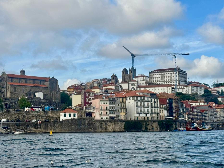 Portská čtvrť Ribeira je zapsána na seznamu UNESCO, Ribeira v portugalštině znamená břeh řeky. 
