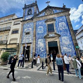 Capela des Almas neboli Kaple duší patří k nejkrásnějším stavbám ve městě, pokrývá ji 16 tisíc kachliček a nádhernou modro-bílou výzdobu nabízí i útroby kostela. 