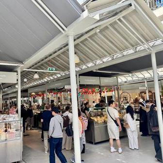Tržnice Bolhão i po rekonstrukci slouží původnímu účelu. Nakoupíte tu čerstvé květy, ovoce, ale i spoustu typických portugalských surovin. Leccos s turistickou přirážkou, leccos i za normální ceny.