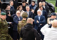 Vlevo vedle Petra Pavla stojí estonský prezident Alar Karis. Baltic defence line, 28. května 2026.