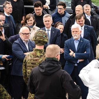 Vlevo vedle Petra Pavla stojí estonský prezident Alar Karis. Baltic defence line, 28. května 2026.