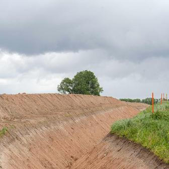 Protitankový příkop a obranný val.